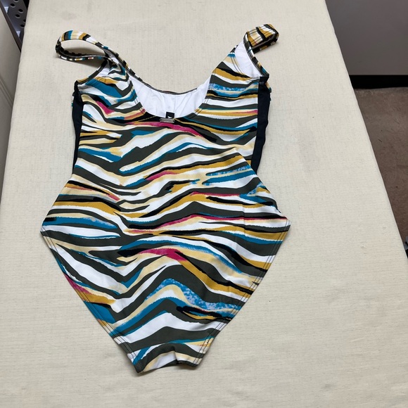 DKNY size 8 swirl print swimsuit - Picture 3 of 8
